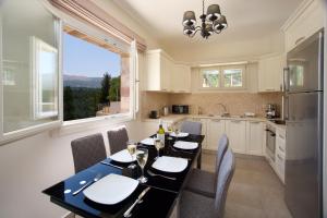 Η κουζίνα ή μικρή κουζίνα στο Ariadne villas