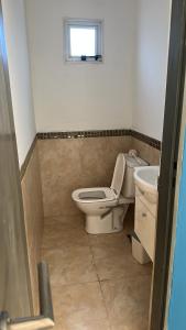 ein Badezimmer mit Toilette und Waschbecken in der Unterkunft Aranduroga country club in Corrientes + 27 Fotos