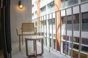 uma mesa e uma cadeira numa varanda em Zapadilly Tree Hotel em San Andrés