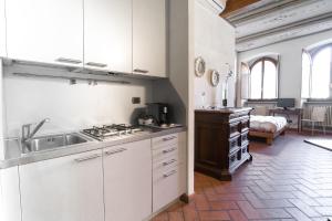 una cocina con fregadero y estufa horno superior en Suite King- La Corte del Re Suite Rooms, en Arezzo 12 fotos más