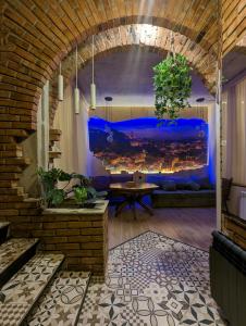 第比利斯Old Tbilisi style Apartment的客厅的墙上设有大型水族馆