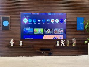 un muro con uno schermo TV con delle statuette di Home in Heart of Wilton Drive, 4 Mi to Beach a Fort Lauderdale