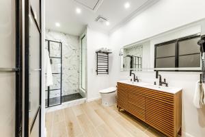 un bagno con lavandino e WC di Home in Heart of Wilton Drive, 4 Mi to Beach a Fort Lauderdale Altre 35 foto