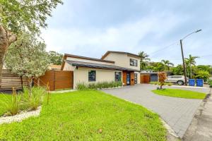 una casa con un vialetto di fronte di Home in Heart of Wilton Drive, 4 Mi to Beach a Fort Lauderdale