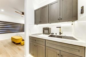 una cucina con mobili in legno e un lavello di Home in Heart of Wilton Drive, 4 Mi to Beach a Fort Lauderdale