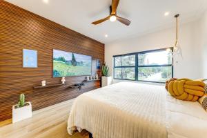 una camera da letto con un letto grande e una parete di legno di Home in Heart of Wilton Drive, 4 Mi to Beach a Fort Lauderdale