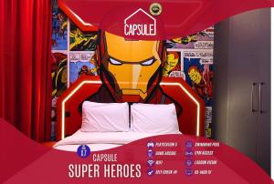 迪拜Capsule Super Heroes - Playstation 5 Burj Khalifa View - Near Downtown Dubai的一间以超级英雄为主题的卧室，床的顶部装饰着超级英雄的头像。