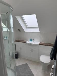 ein Badezimmer mit Toilette und Waschbecken und einem Oberlicht in der Unterkunft Luxury townhouse in Stirling in Stirling + 6 Fotos