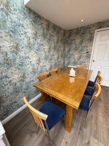 ein Esszimmer mit einem Holztisch und Stühlen in der Unterkunft Luxury townhouse in Stirling in Stirling