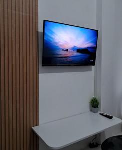 a flat screen tv hanging on a wall at Great central apartment in Duque de Caxias
