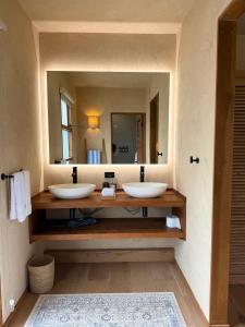 MayreauWindward Mayreau Resort的配有两个水槽和一面大镜子的浴室
