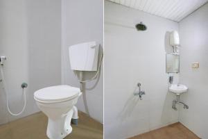 ein Badezimmer mit Toilette und Waschbecken in der Unterkunft Super Hotel O Dr. Babasaheb Ambedkar International Airport Formerly Infinity Inn in Dhantoli
