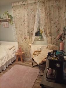 a bedroom with a bed and a chair and a window at gemütliches Einzelzimmer von Privat, frisch renoviert in Brake Zwei