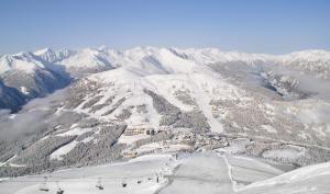 a ski slope with a ski lift on a mountain at Ferienwohnung Julia in Thomatal