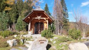 a small chapel in the middle of a forest at Ferienwohnung Julia in Thomatal