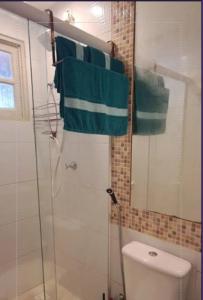 コンデにあるPousada Odoyá Beach - Casalのバスルーム(シャワー、トイレ、タオル付)