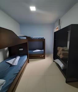 a room with two bunk beds in a room at Casa de Temporada Ceu e Mar in Praia do Bananal