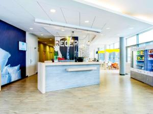 an empty lobby with a counter in a store at ibis budget Warszawa Centrum in Warsaw