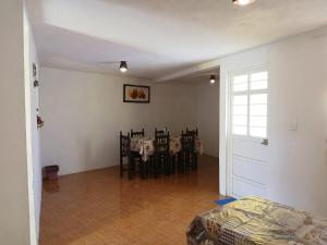 ein Zimmer mit einem Esszimmer mit Tisch und Stühlen in der Unterkunft CASA ACOGEDORA in Chignahuapan