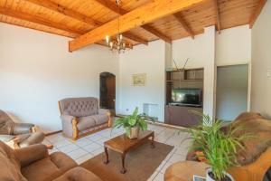 Posezení v ubytování 7 Bedroom House - Summerstrand Port Elizabeth