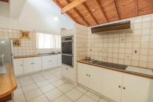 Kuchyň nebo kuchyňský kout v ubytování 7 Bedroom House - Summerstrand Port Elizabeth
