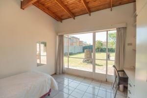 Postel nebo postele na pokoji v ubytování 7 Bedroom House - Summerstrand Port Elizabeth