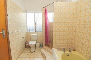 Koupelna v ubytování 7 Bedroom House - Summerstrand Port Elizabeth + 11 fotografií