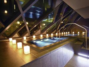 um prédio com uma banheira de hidromassagem com velas em SO/ Vienna em Viena