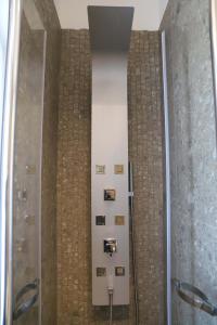 La salle de bains est pourvue d'une douche à l'italienne et d'un miroir. dans l'établissement Domus Marina - Ionio room, à Mondragone