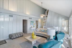 Χώρος καθιστικού στο 2 Lakefront Homes: Wide Decks, Great View