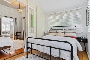 Postel nebo postele na pokoji v ubytování Wandal Haven On McKelligett 3 Bedrooms - 1 King 2 Doubles - Wifi