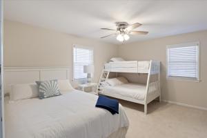 Ένα ή περισσότερα κρεβάτια σε δωμάτιο στο 2 Lakefront Homes: Wide Decks, Great View +38 φωτογραφίες