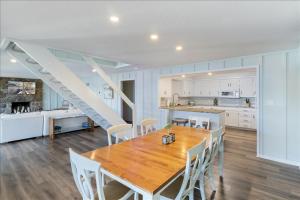 Η κουζίνα ή μικρή κουζίνα στο 2 Lakefront Homes: Wide Decks, Great View