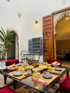 una mesa con comida y bebidas encima en Riad Narjiss, en Rabat