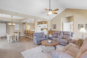 Posezení v ubytování 2mm Main Channel Views, Boat & PWC Slip, 2 Pools, Playground & Tennis