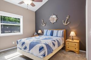 Postel nebo postele na pokoji v ubytování 2mm Main Channel Views, Boat & PWC Slip, 2 Pools, Playground & Tennis + 39 fotografií