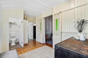 ein Zimmer mit weißen Wänden und einem Flur mit WC in der Unterkunft Wandal Haven On McKelligett 1 King 2 Doubles -Wifi  + 33 Fotos