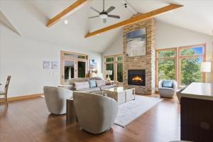 Posezení v ubytování Amazing Cove, Fenced Yard, & Game Room!