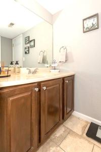 Kuchyň nebo kuchyňský kout v ubytování 3 Bedroom Osage Beach Condo w/ Pool & Main Channel Views