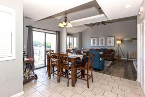 Posezení v ubytování 3 Bedroom Osage Beach Condo w/ Pool & Main Channel Views