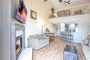 Χώρος καθιστικού στο Amazing Views from Balcony, Loft & Gated Pool