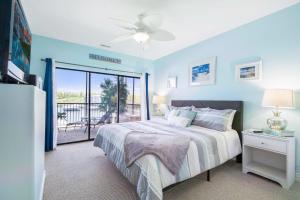 ein Schlafzimmer mit einem Bett und einer Tür zu einem Balkon in der Unterkunft Amazing Main Channel Views with Screened Balcony in Lake Ozark + 52 Fotos