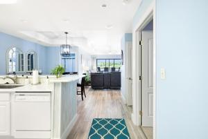 eine Küche mit blauen Wänden und einer weißen Arbeitsplatte in der Unterkunft Amazing Main Channel Views with Screened Balcony in Lake Ozark