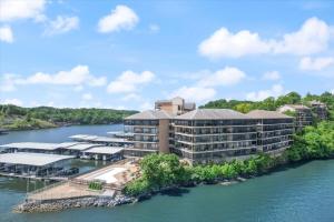 eine Luftansicht eines Resorts auf dem Fluss in der Unterkunft Amazing Main Channel Views with Screened Balcony in Lake Ozark