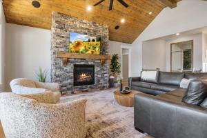 TV a/nebo společenská místnost v ubytování Accessible Lakeside Luxury at the 45mm w/ Private Dock, Sunset Views & More