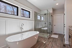 Koupelna v ubytování Accessible Lakeside Luxury at the 45mm w/ Private Dock, Sunset Views & More + 54 fotografií