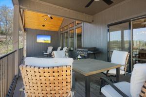 Balkón nebo terasa v ubytování Accessible Lakeside Luxury at the 45mm w/ Private Dock, Sunset Views & More