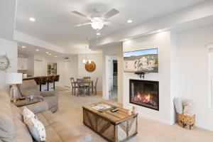 Posezení v ubytování Central Location, Pool Access & Breathtaking Views