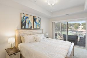 Postel nebo postele na pokoji v ubytování Central Location, Pool Access & Breathtaking Views + 51 fotografií