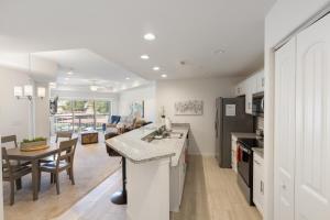 Kuchyň nebo kuchyňský kout v ubytování Central Location, Pool Access & Breathtaking Views